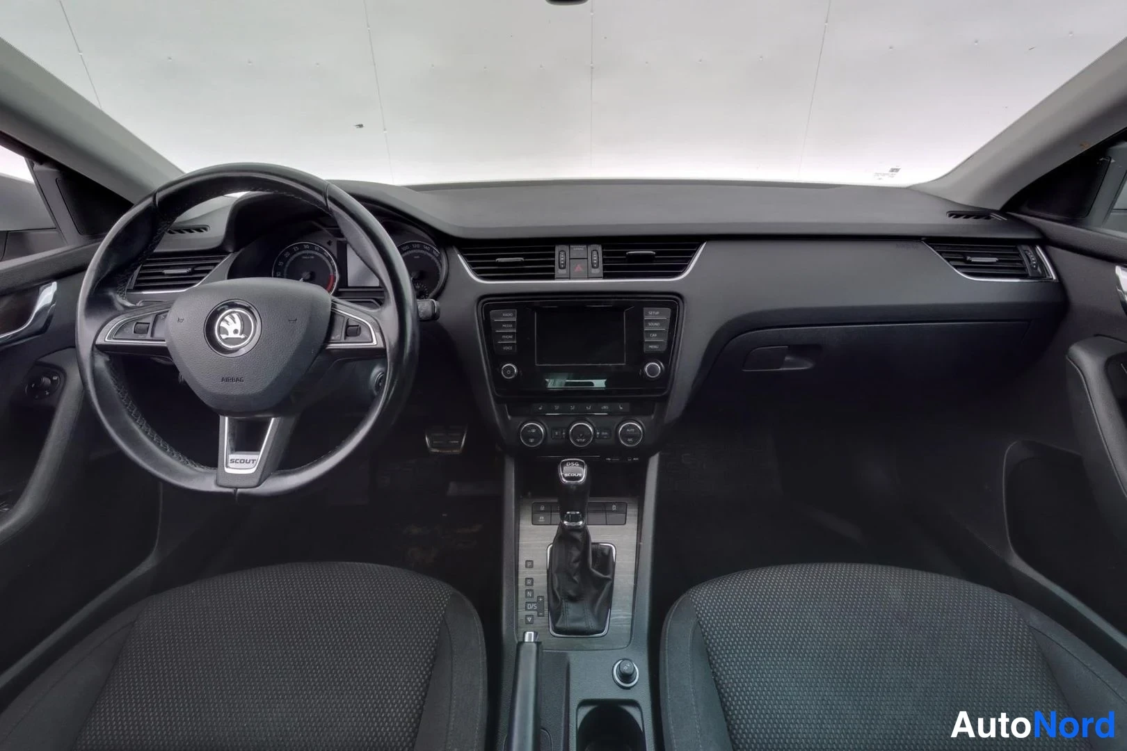 Beige Skoda Octavia Scout 2015, ohjaamo, kuva 7