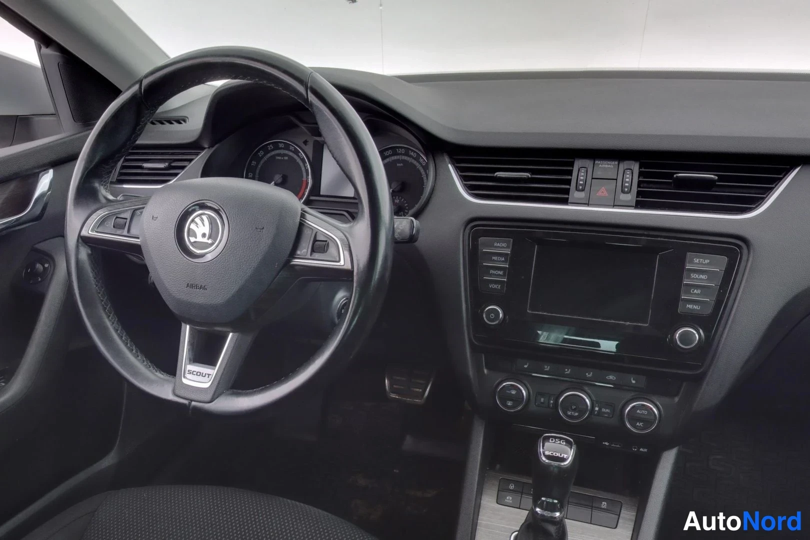 Beige Skoda Octavia Scout 2015, ohjaamo, kuva 8