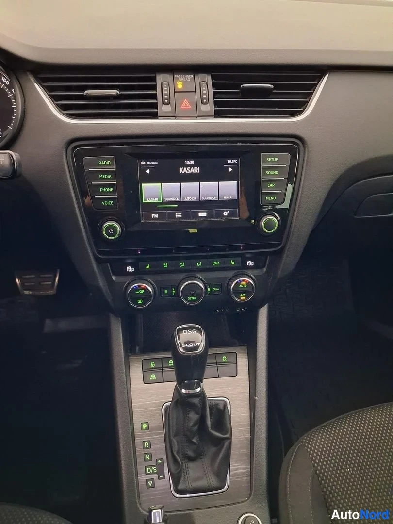 Beige Skoda Octavia Scout 2015, ohjaamo, kuva 9