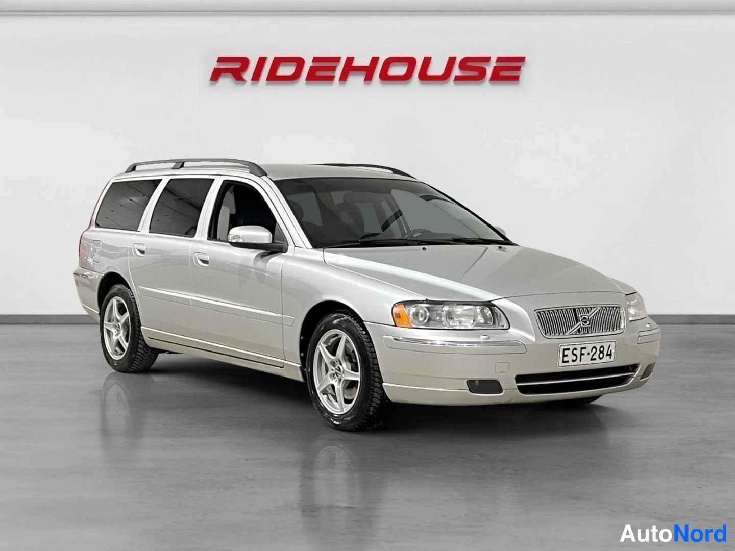 Grå Volvo V70 2007, bild 2