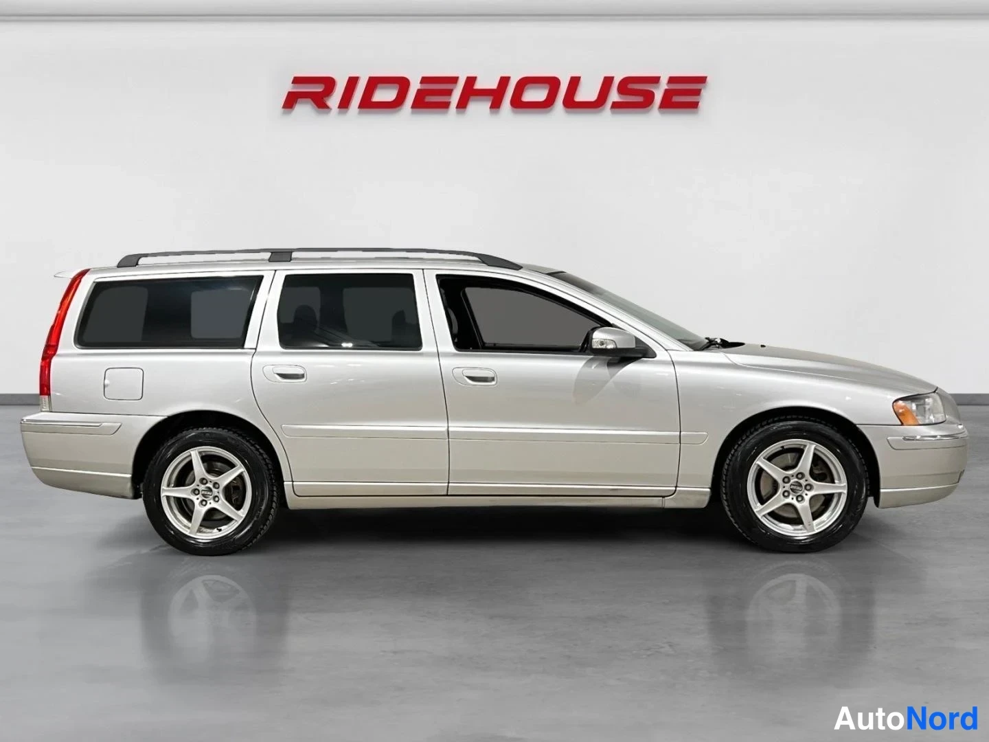 Grå Volvo V70 2007, snett framifrån, fronten åt höger, bild 3