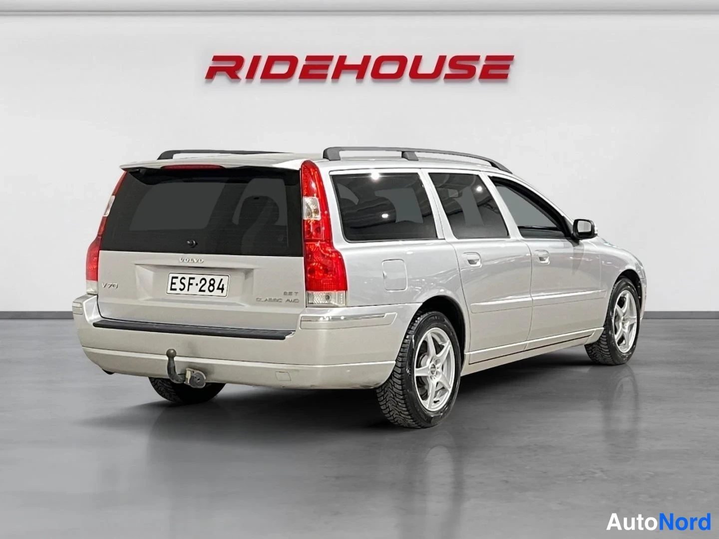 Grå Volvo V70 2007, snett bakifrån, bild 7