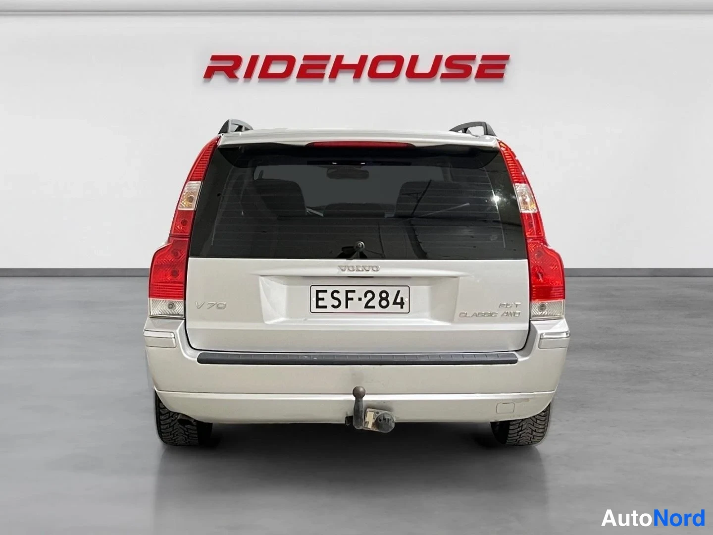 Grå Volvo V70 2007, bakifrån, bild 8