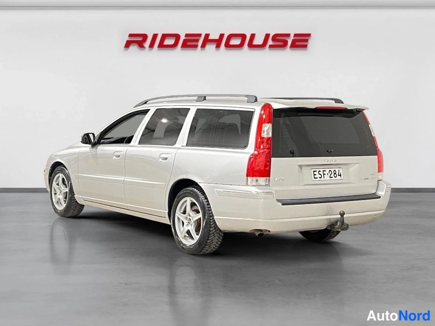 Grå Volvo V70 2007, snett bakifrån, bild 6