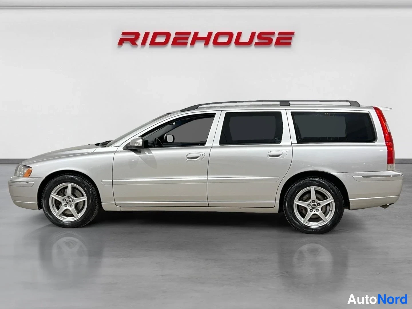 Grå Volvo V70 2007, snett framifrån, fronten åt vänster, bild 5