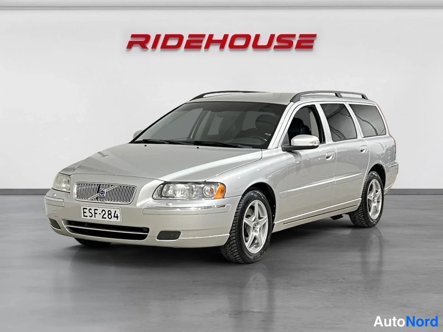 Grå Volvo V70 2007, snett framifrån, fronten åt vänster, bild 1