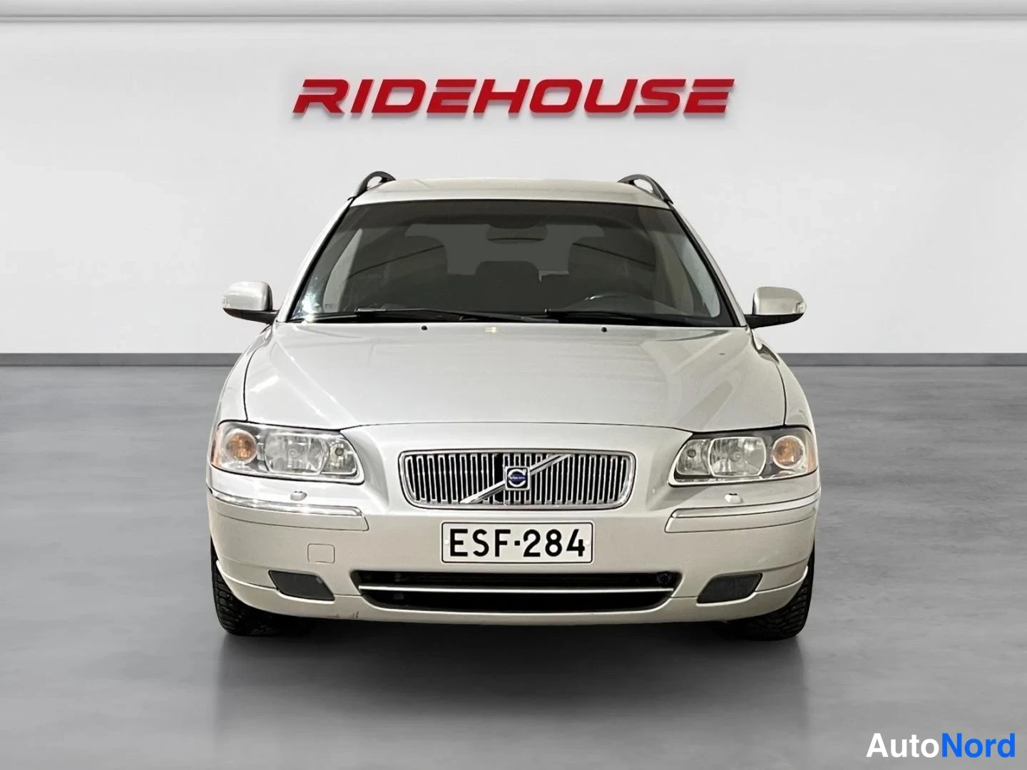 Grå Volvo V70 2007, framifrån, bild 4