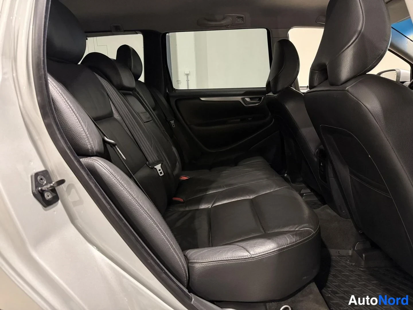 Grå Volvo V70 2007, baksäten, bild 11