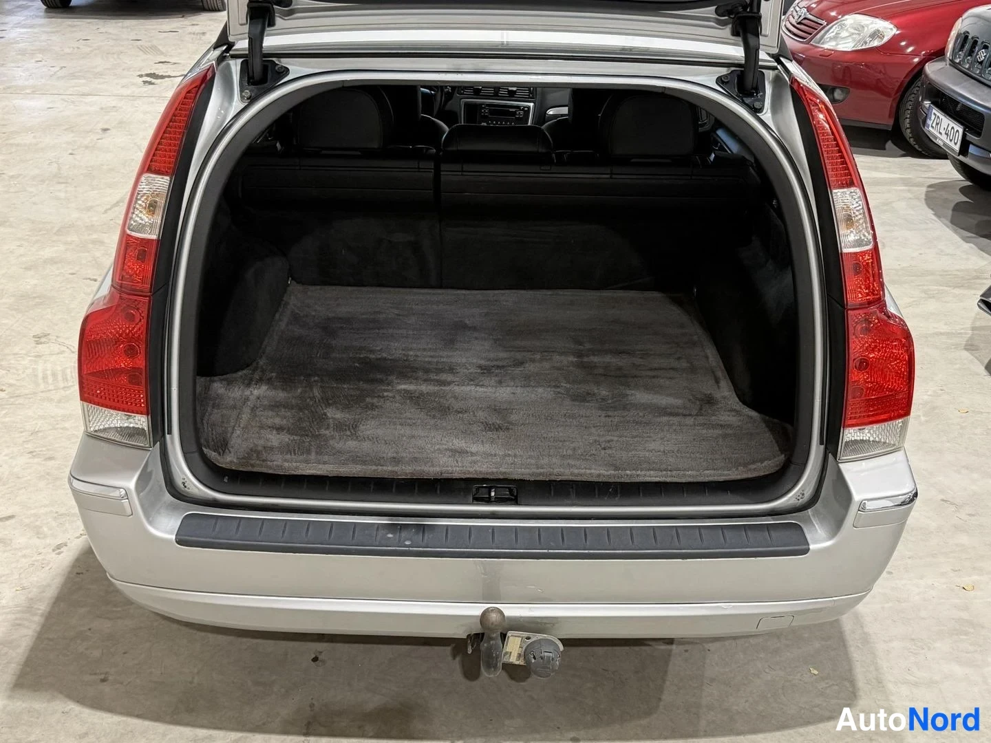Grå Volvo V70 2007, bagageutrymme, bild 12