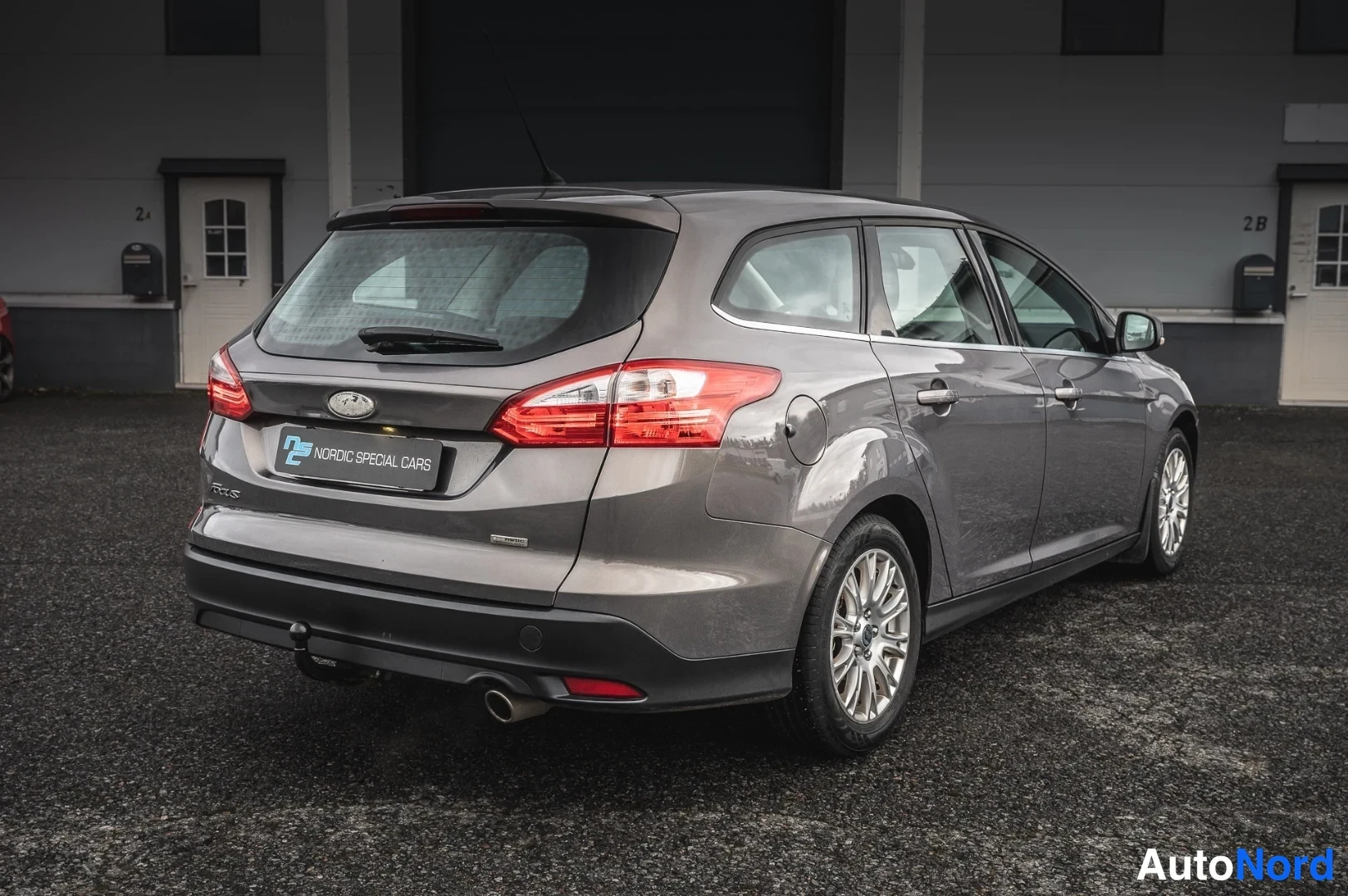 Grå Ford Focus 2012, snett bakifrån, bild 5