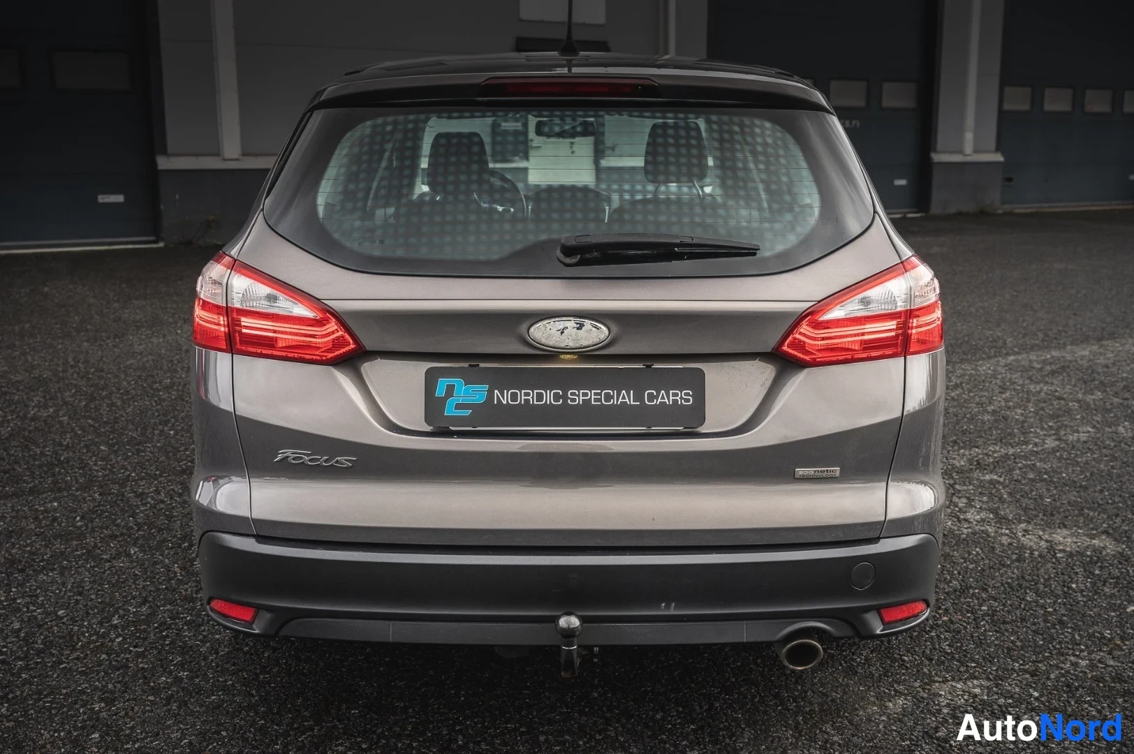 Grå Ford Focus 2012, bakifrån, bild 6