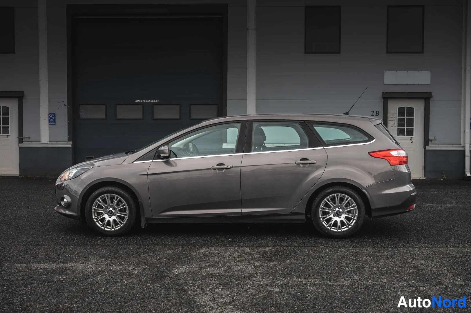 Grå Ford Focus 2012, snett framifrån, fronten åt vänster, bild 2