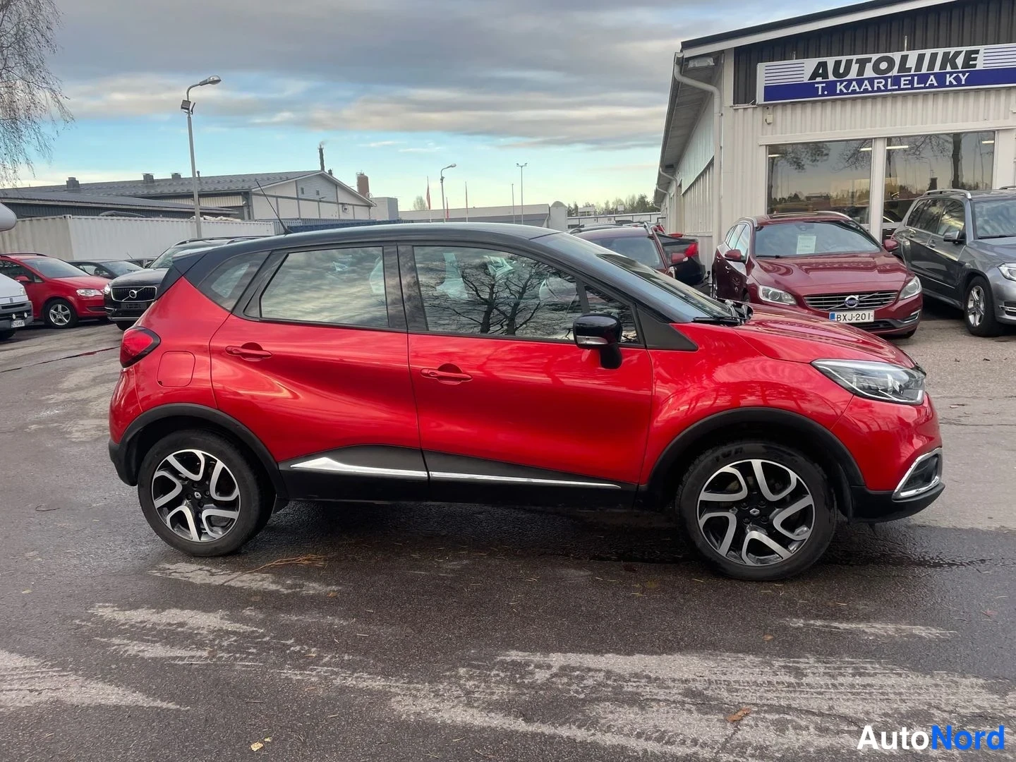 Red Renault Captur 2017, side, photo 4