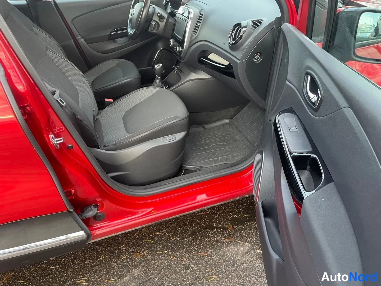 Red Renault Captur 2017, cockpit, photo 8