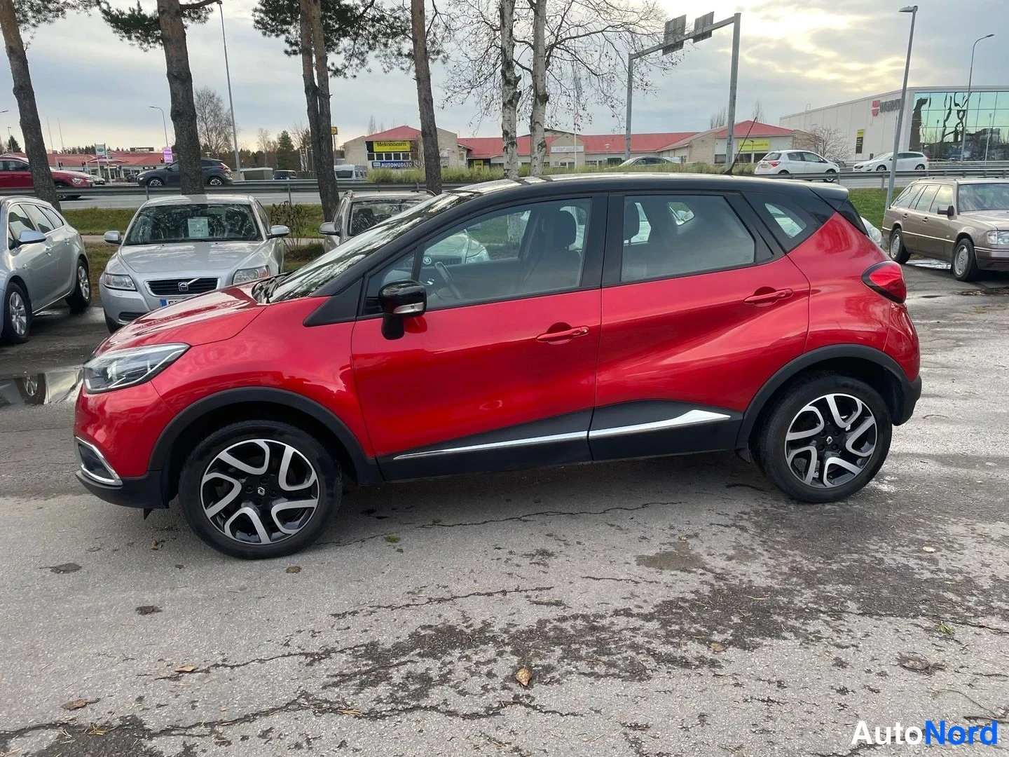Red Renault Captur 2017, front three-quarter, nose to the left, photo 2