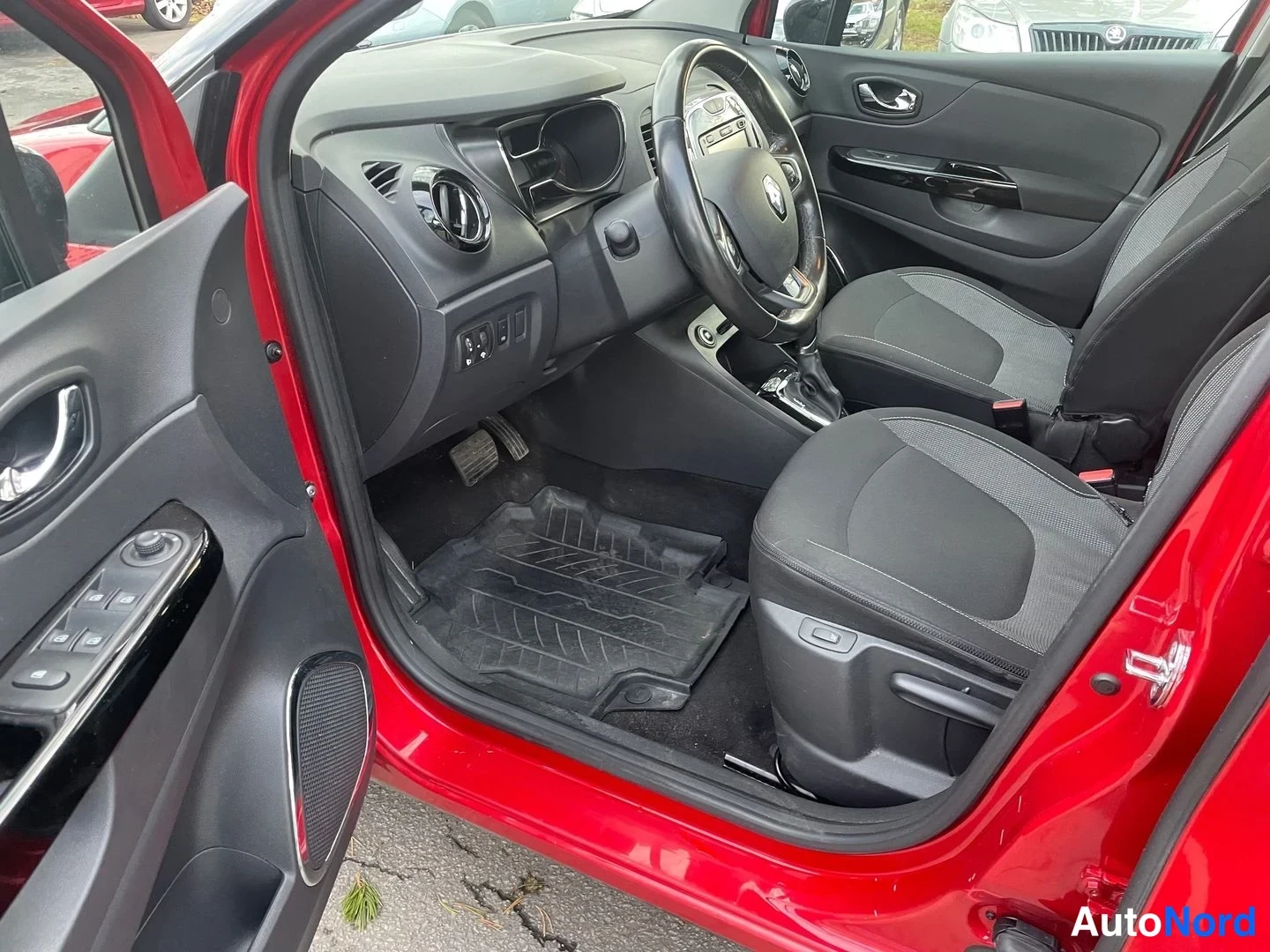 Red Renault Captur 2017, cockpit, photo 7