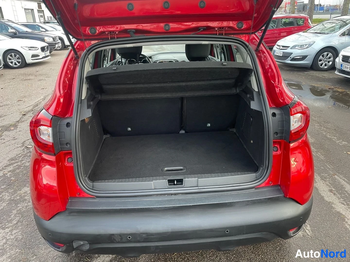 Red Renault Captur 2017, boot, photo 13