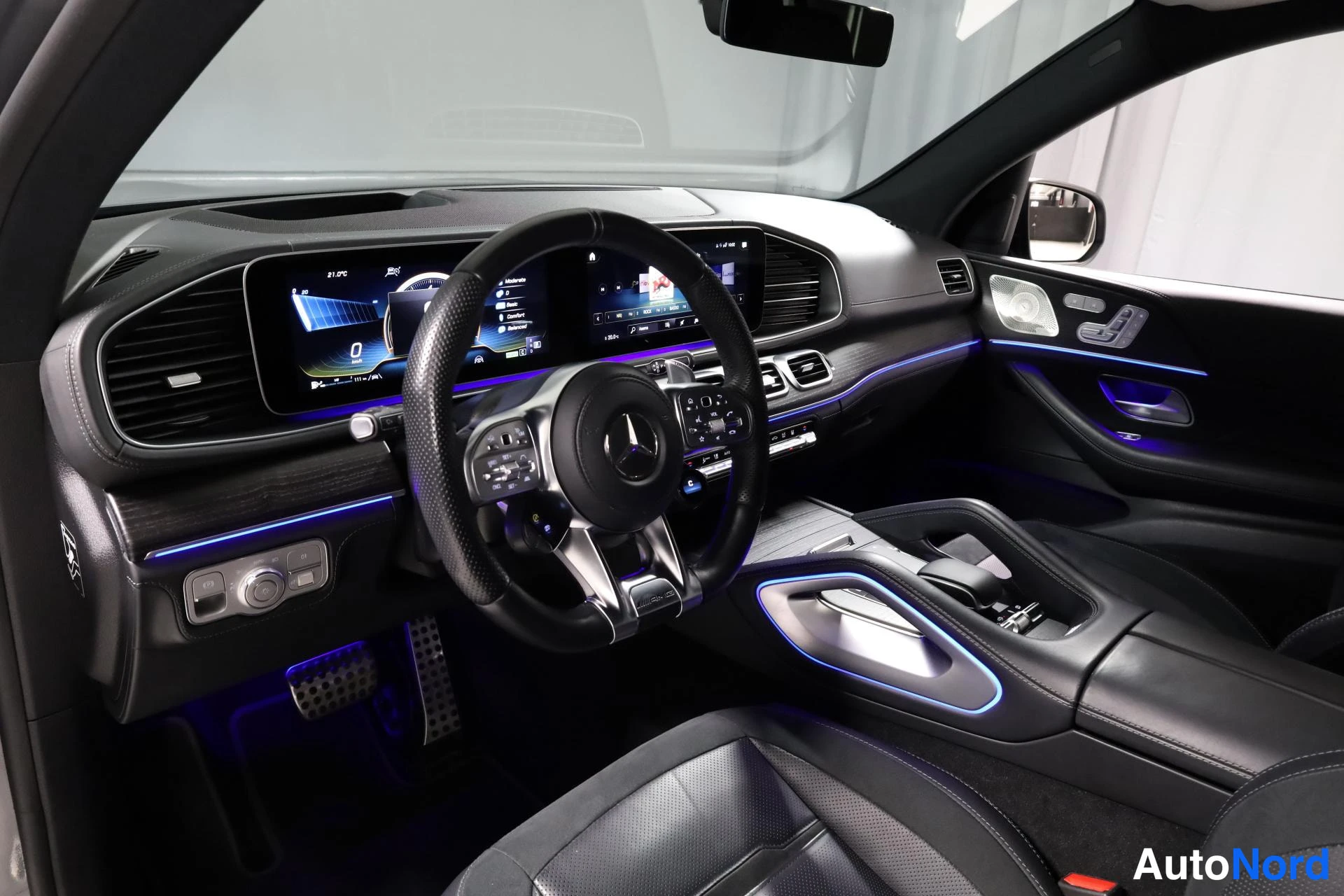 Harmaa Mercedes-Benz GLS 2022, ohjaamo, kuva 10