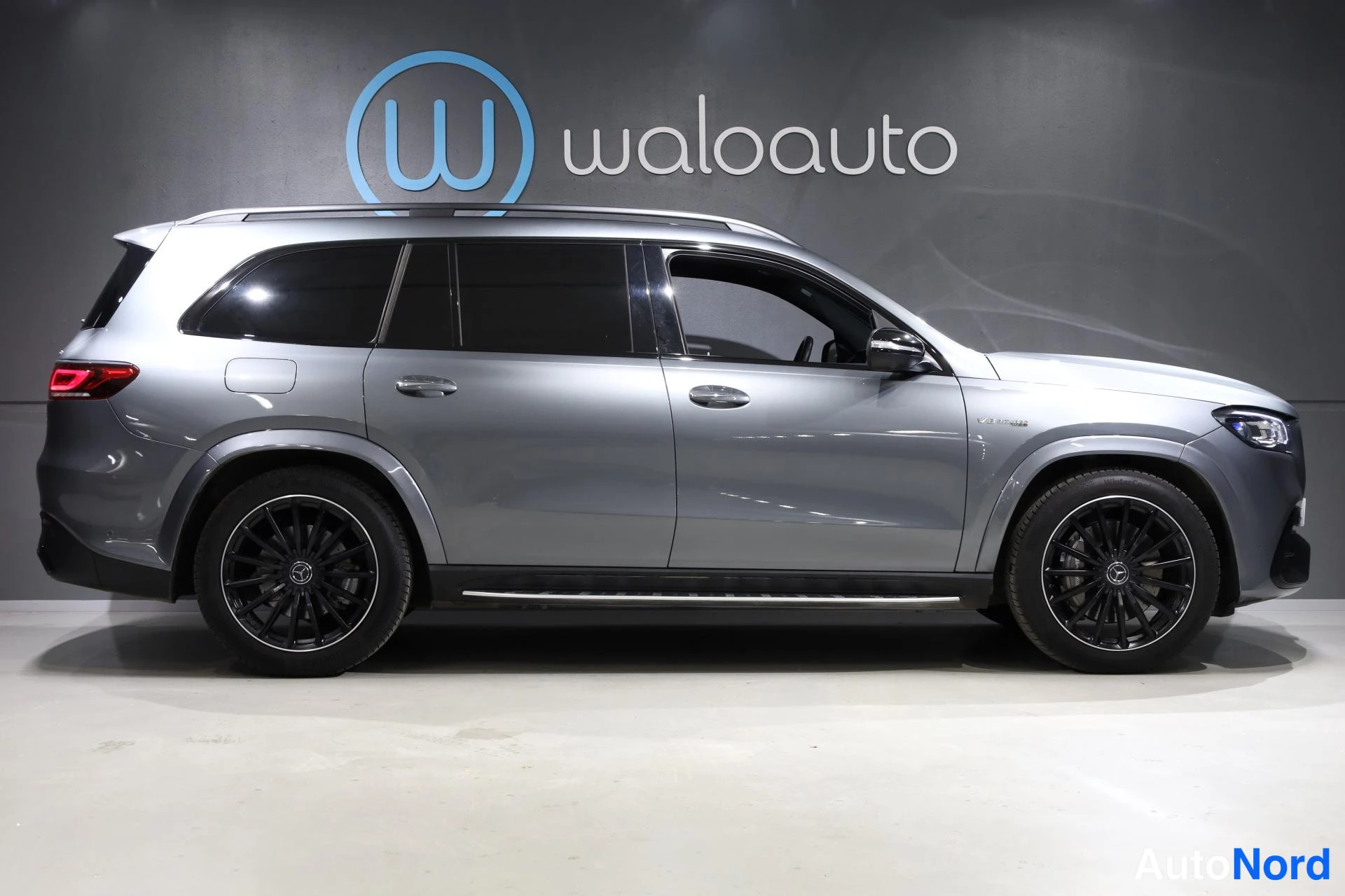 Harmaa Mercedes-Benz GLS 2022, sivulta, kuva 3