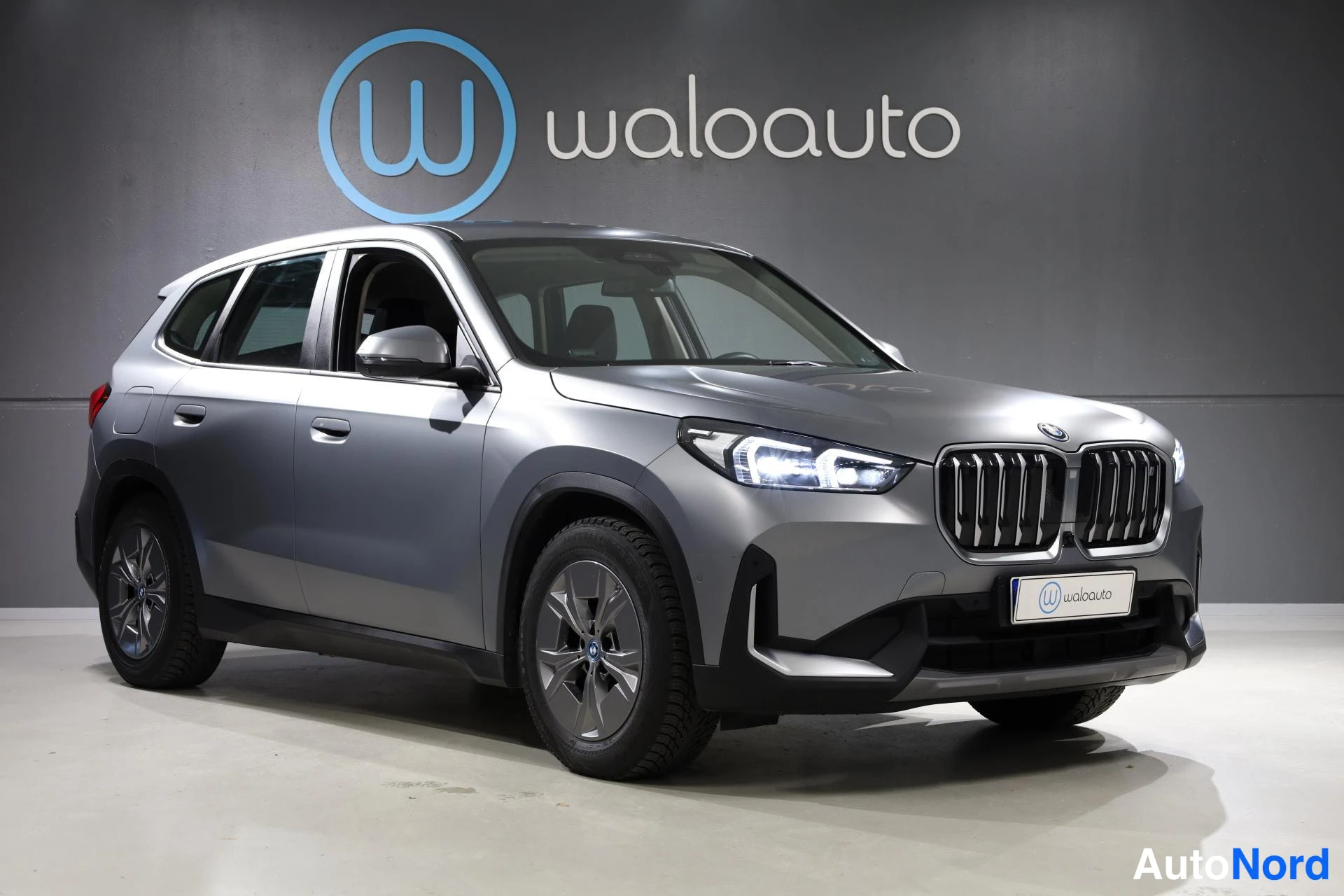 Harmaa BMW iX1 2023, etuviisto, keula oikealle, kuva 3