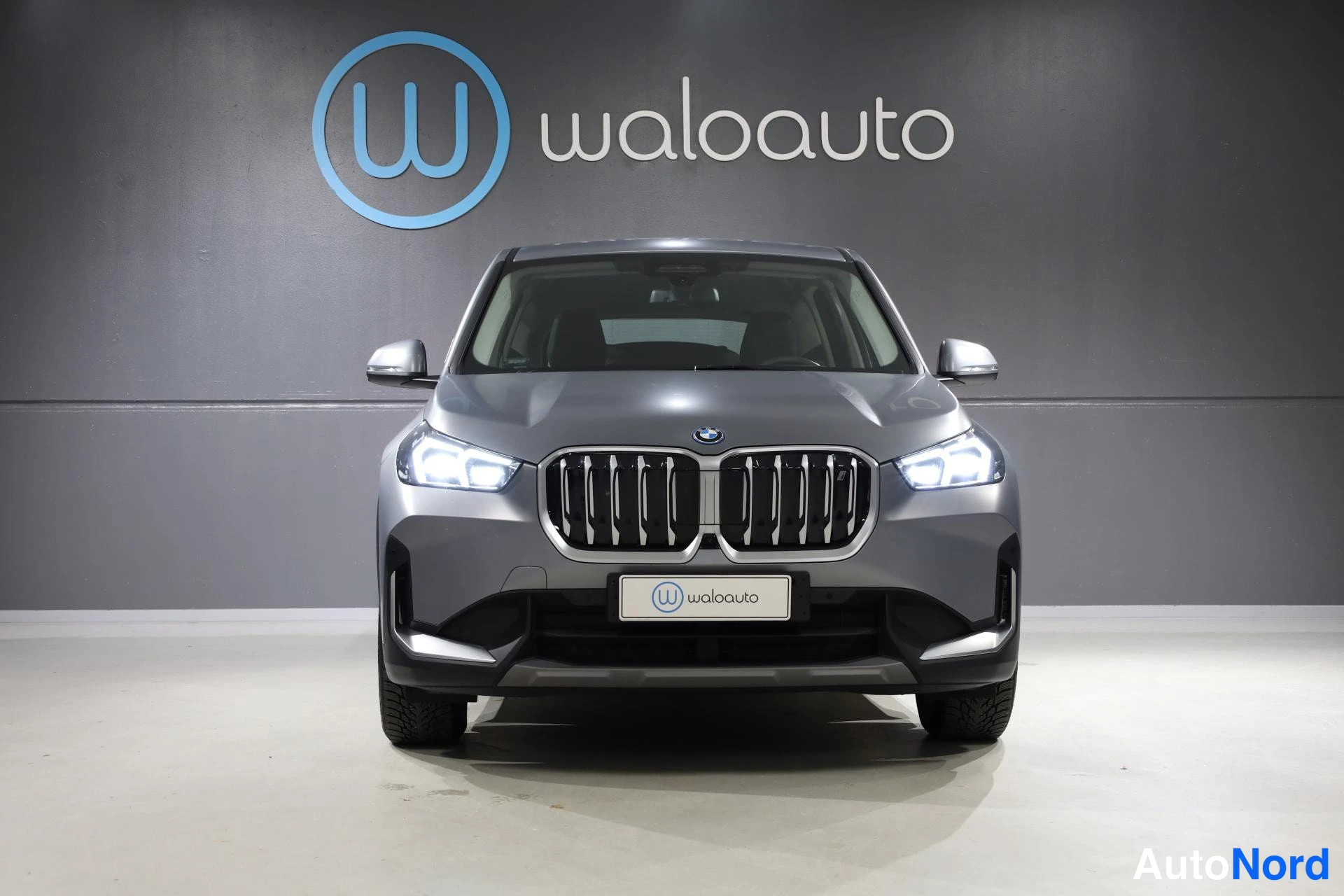 Harmaa BMW iX1 2023, edestä, kuva 4
