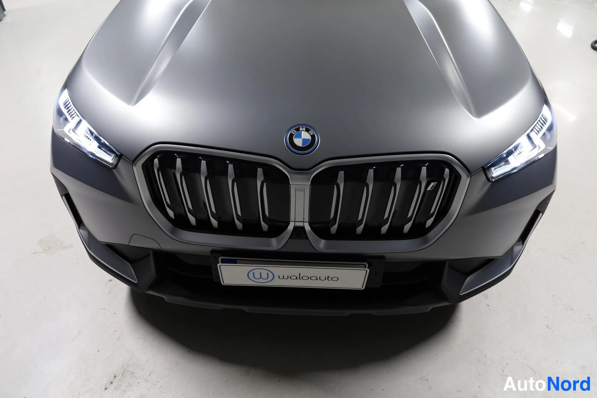 Harmaa BMW iX1 2023, yksityiskohta, kuva 15