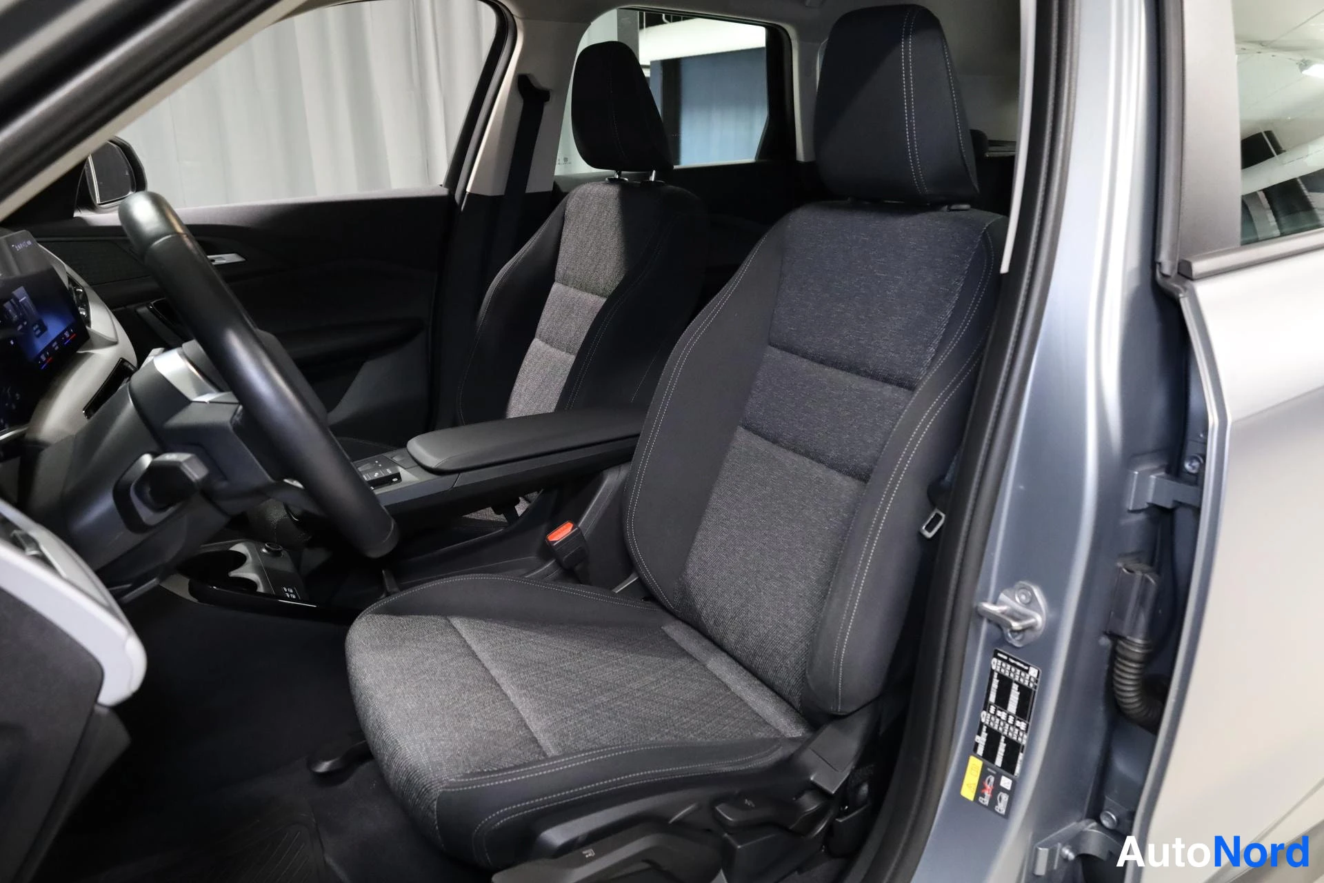 Harmaa BMW iX1 2023, etuistuimet, kuva 12