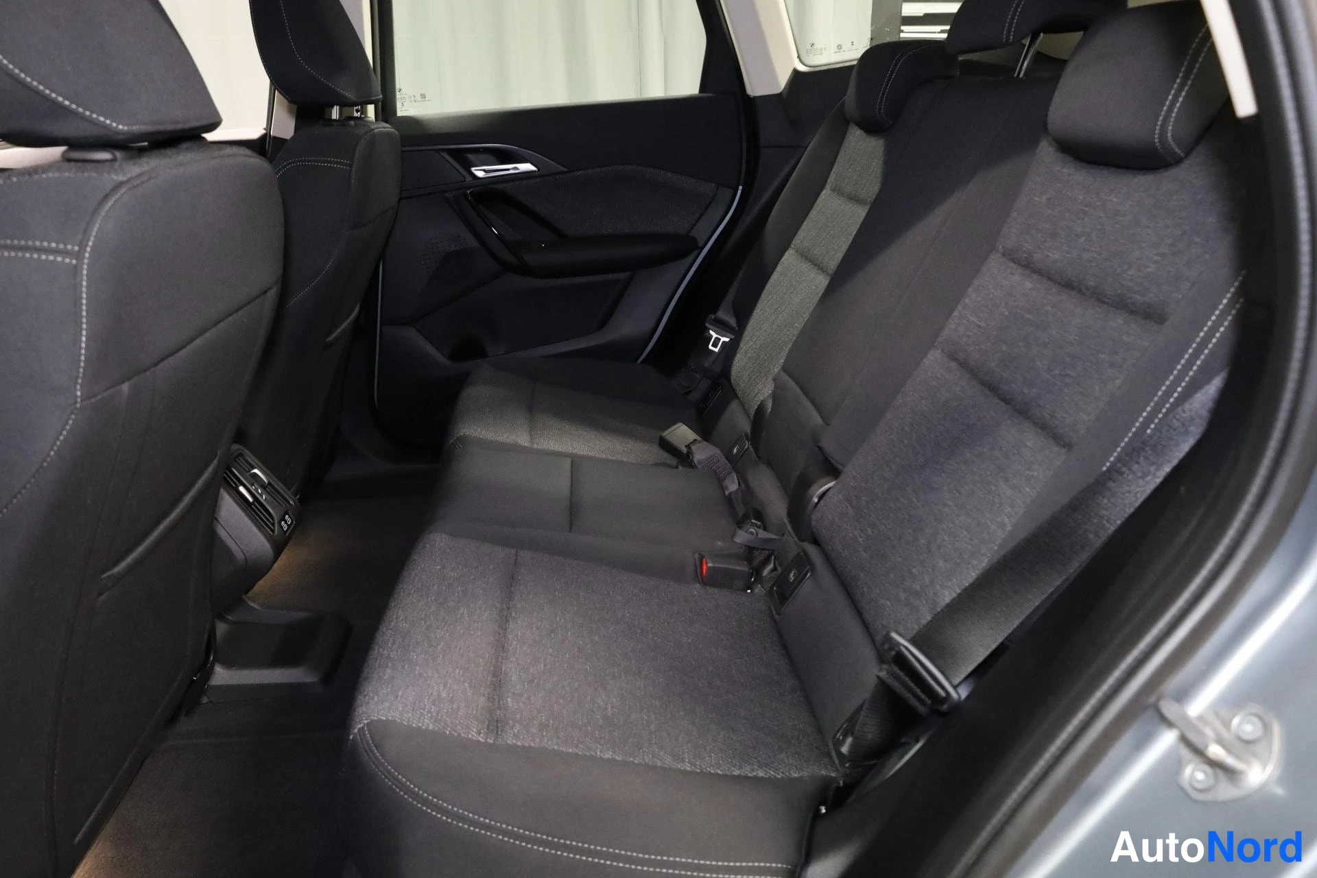 Harmaa BMW iX1 2023, takaistuimet, kuva 14