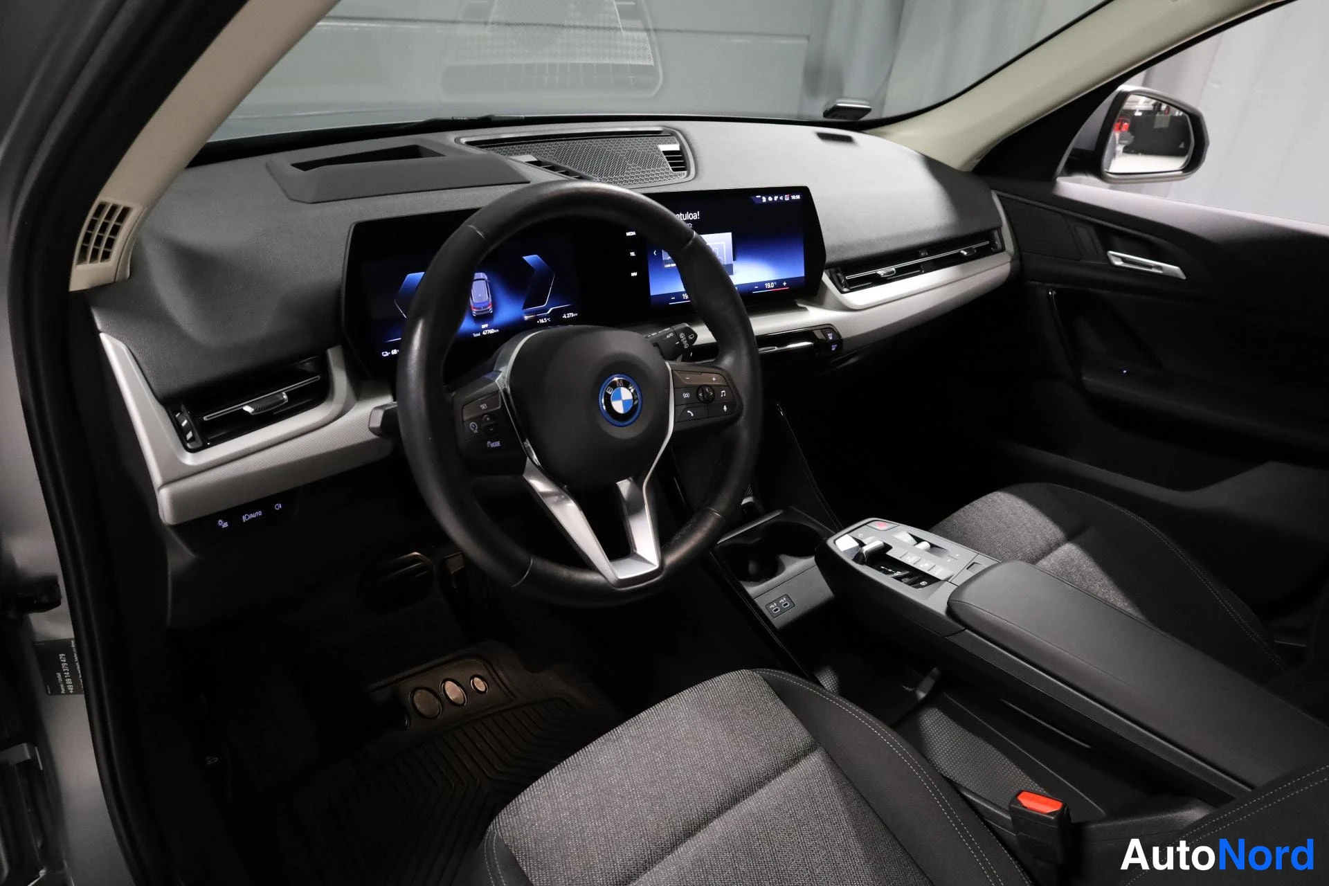 Harmaa BMW iX1 2023, ohjaamo, kuva 9