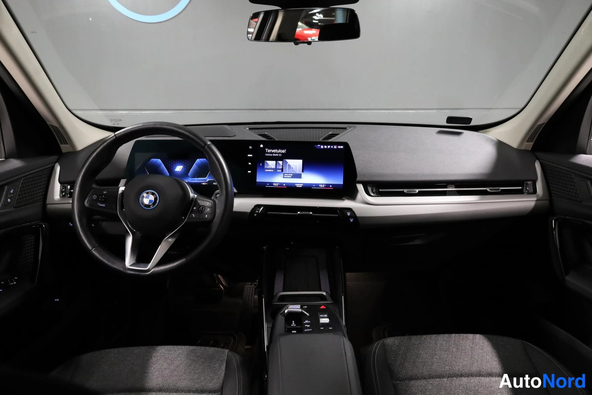 Harmaa BMW iX1 2023, ohjaamo, kuva 10