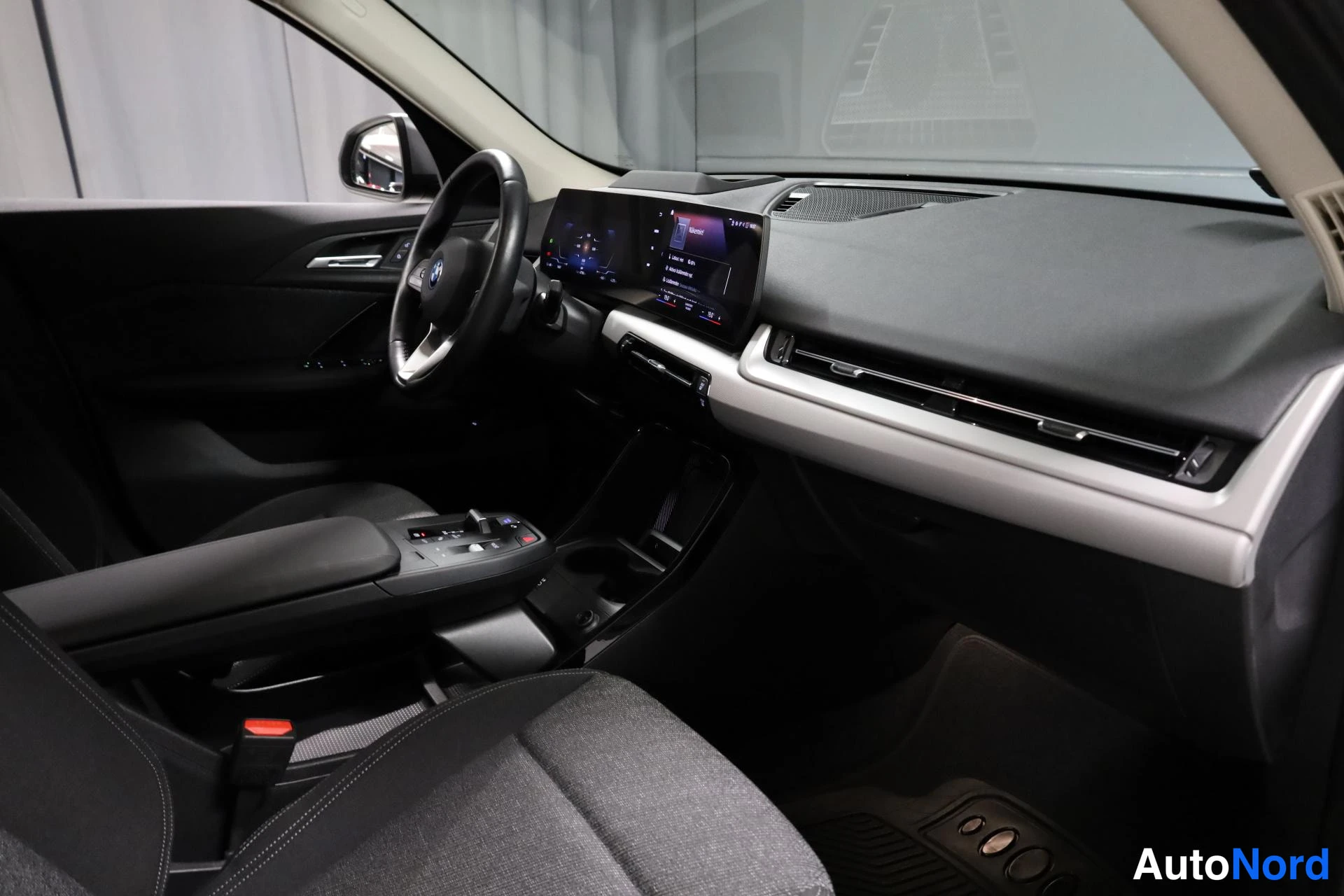 Harmaa BMW iX1 2023, ohjaamo, kuva 11