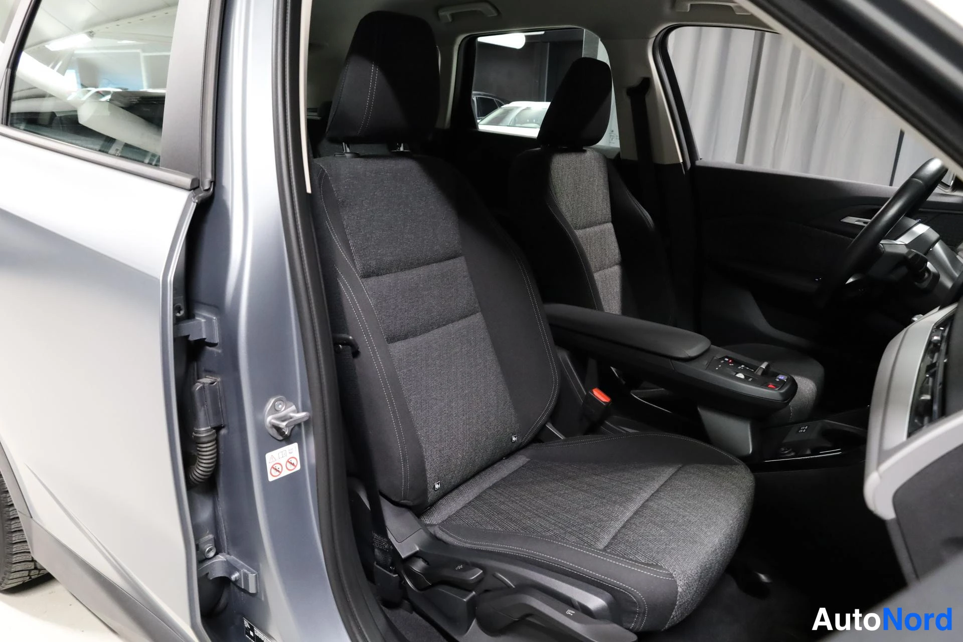 Harmaa BMW iX1 2023, etuistuimet, kuva 13