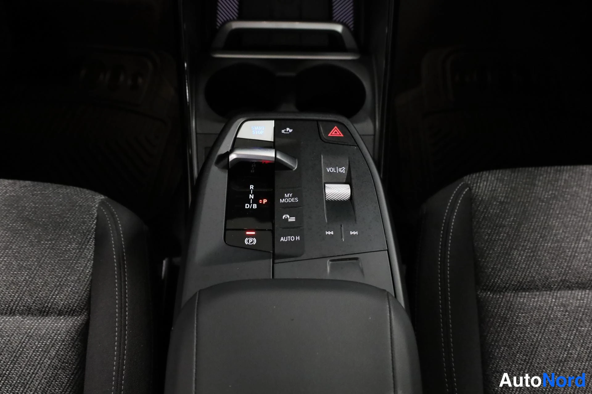 Harmaa BMW iX1 2023, yksityiskohta, kuva 27