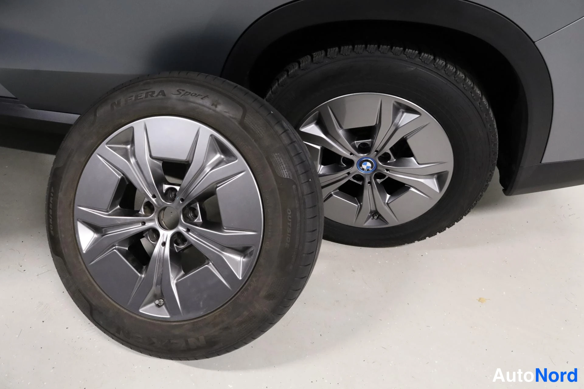 Harmaa BMW iX1 2023, yksityiskohta, kuva 24