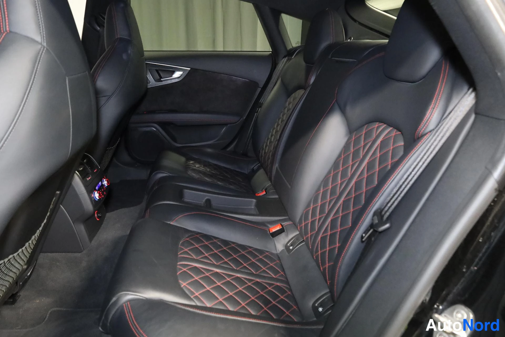 Musta Audi A7 2016, takaistuimet, kuva 17