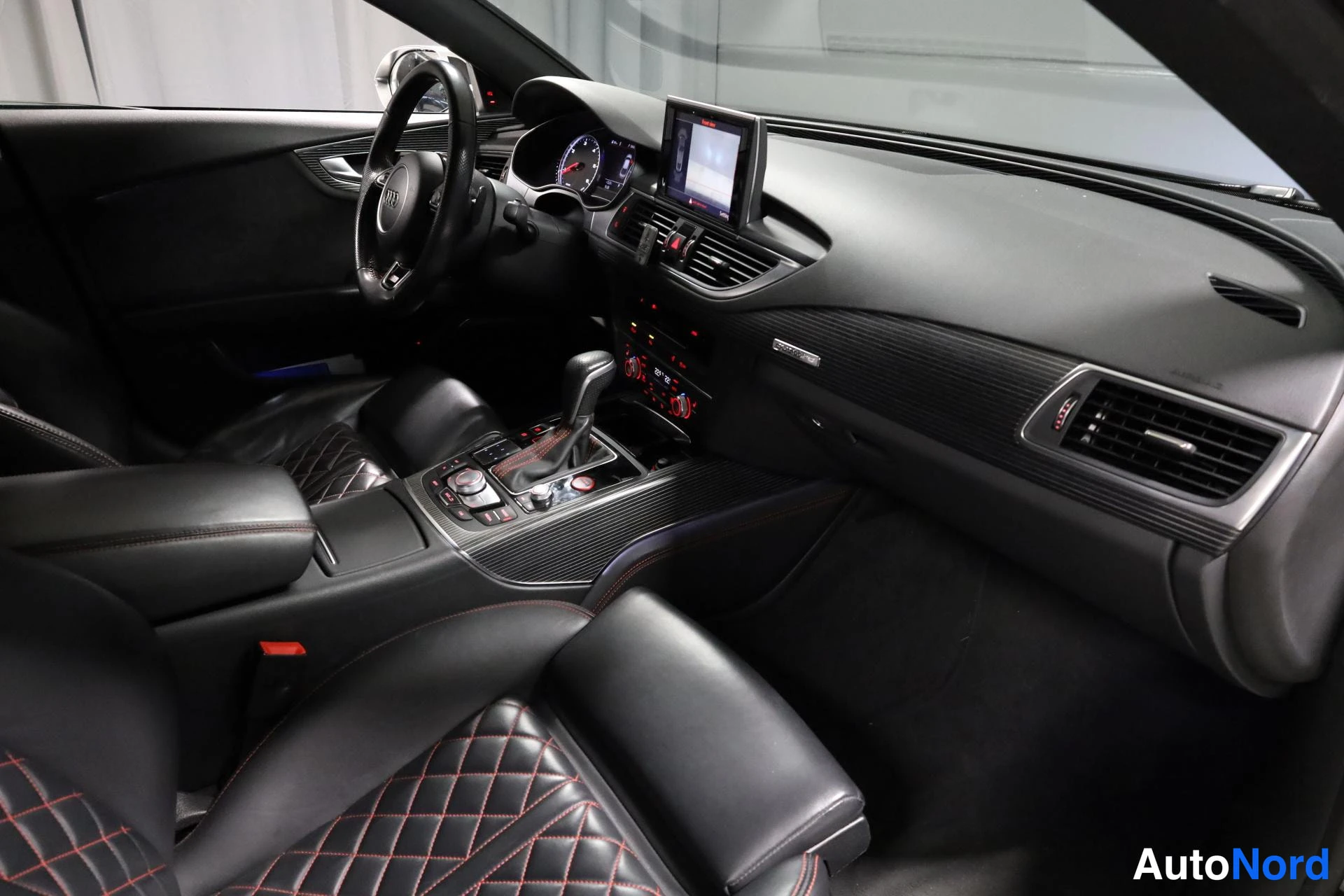 Musta Audi A7 2016, ohjaamo, kuva 11