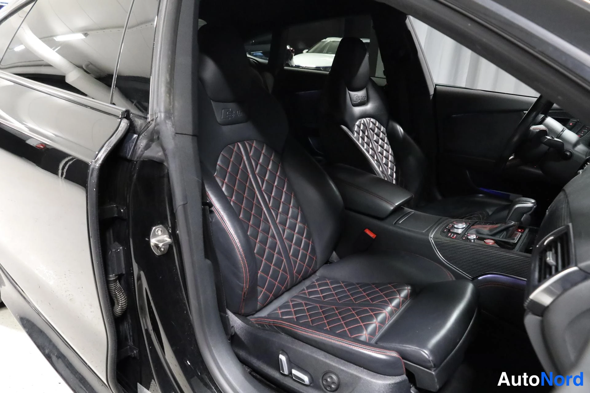 Musta Audi A7 2016, etuistuimet, kuva 16