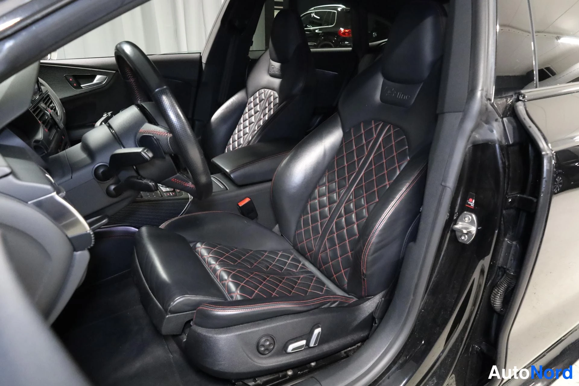 Musta Audi A7 2016, etuistuimet, kuva 15