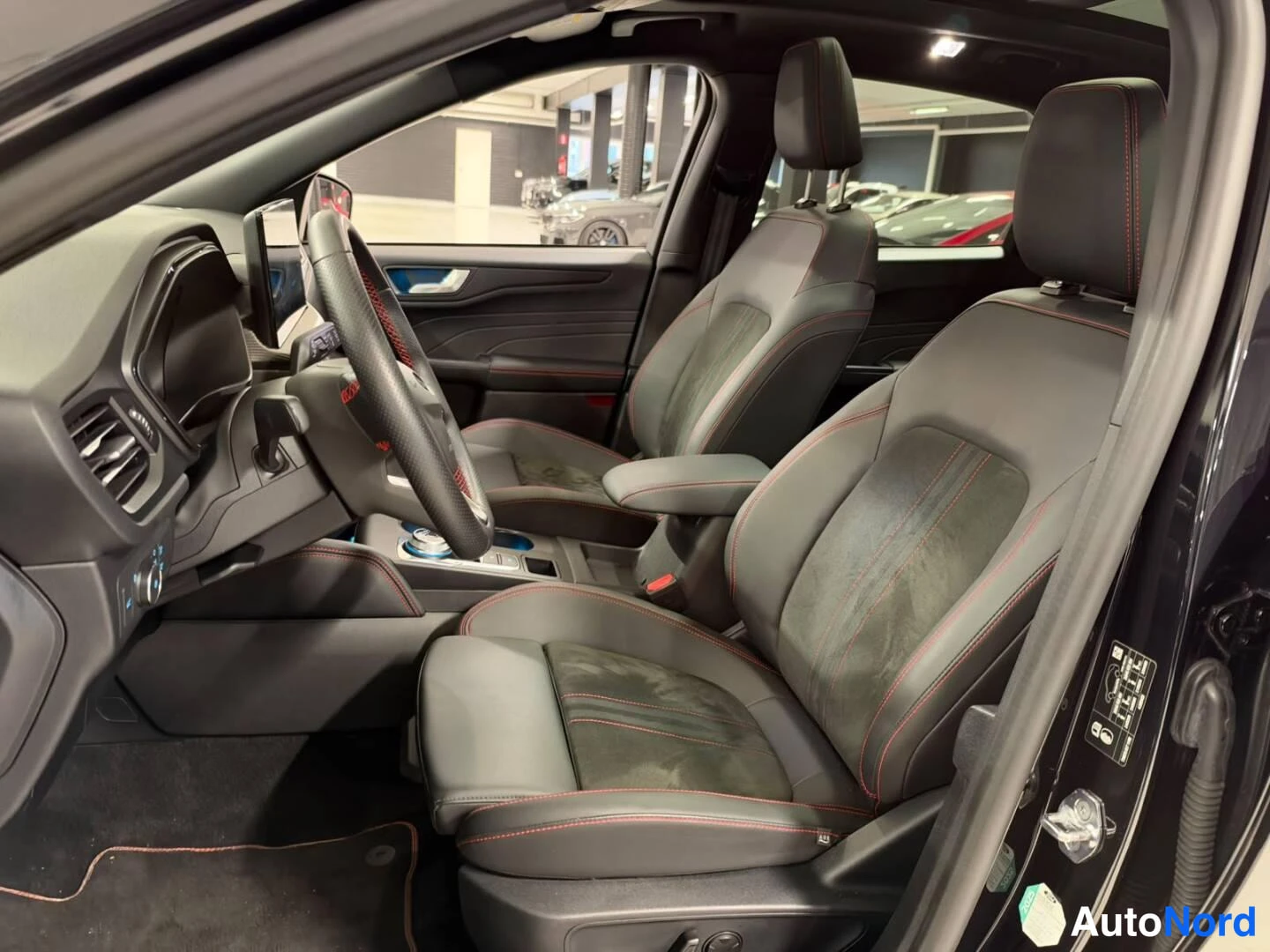 Musta Ford Kuga 2024, etuistuimet, kuva 5