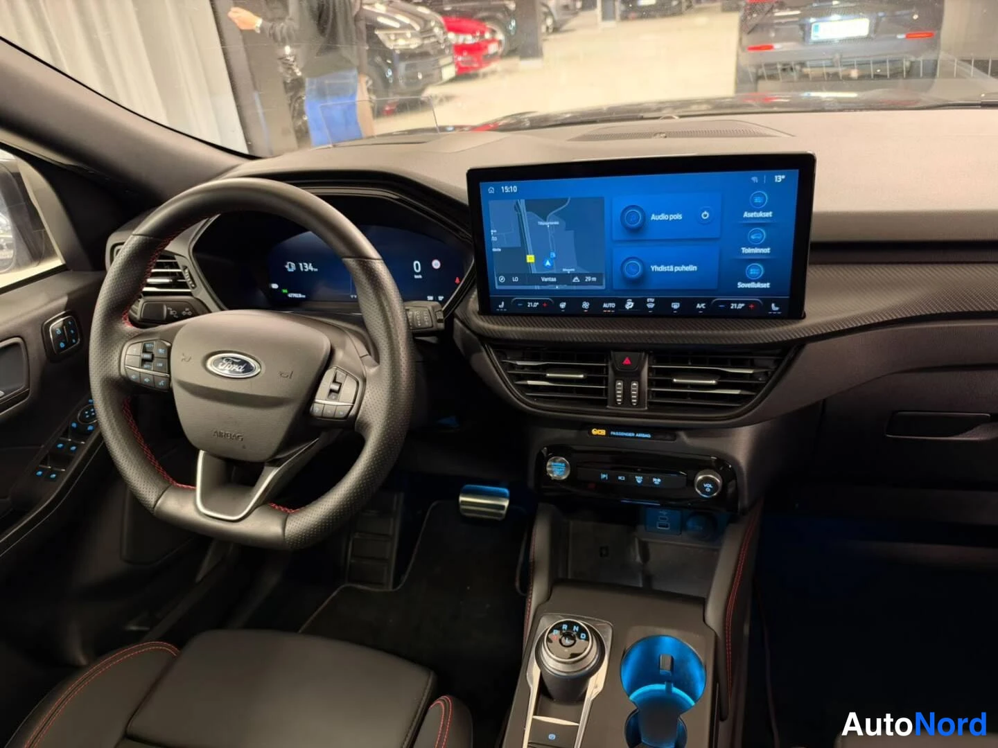 Musta Ford Kuga 2024, ohjaamo, kuva 4