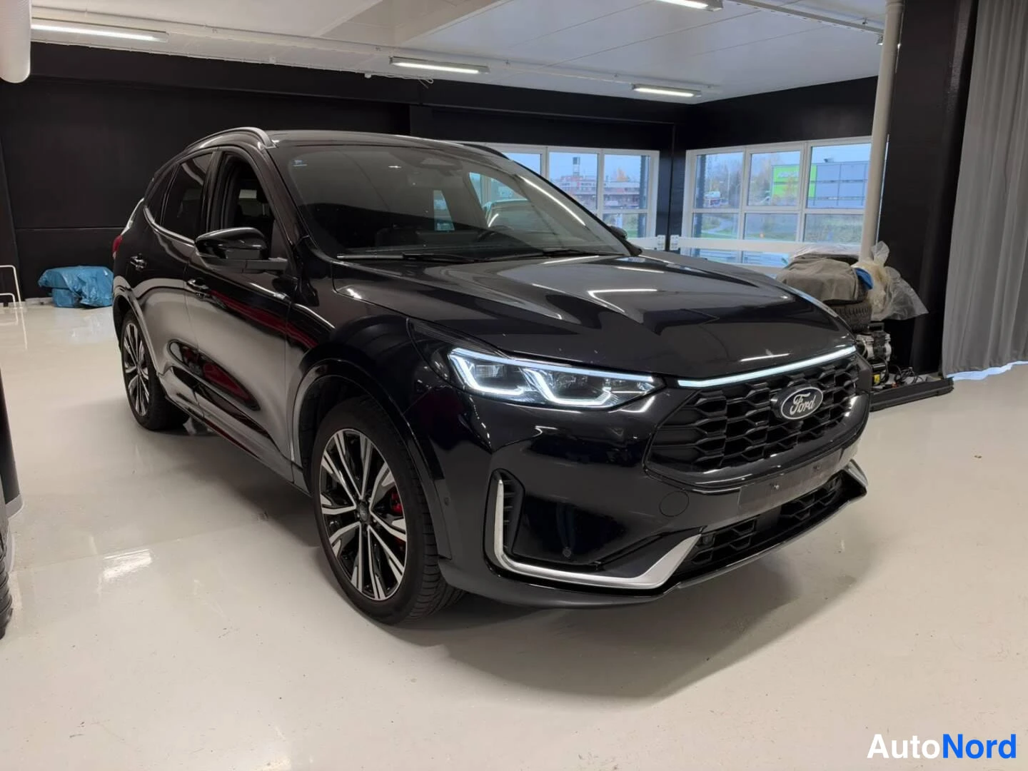 Musta Ford Kuga 2024, etuviisto, keula oikealle, kuva 2