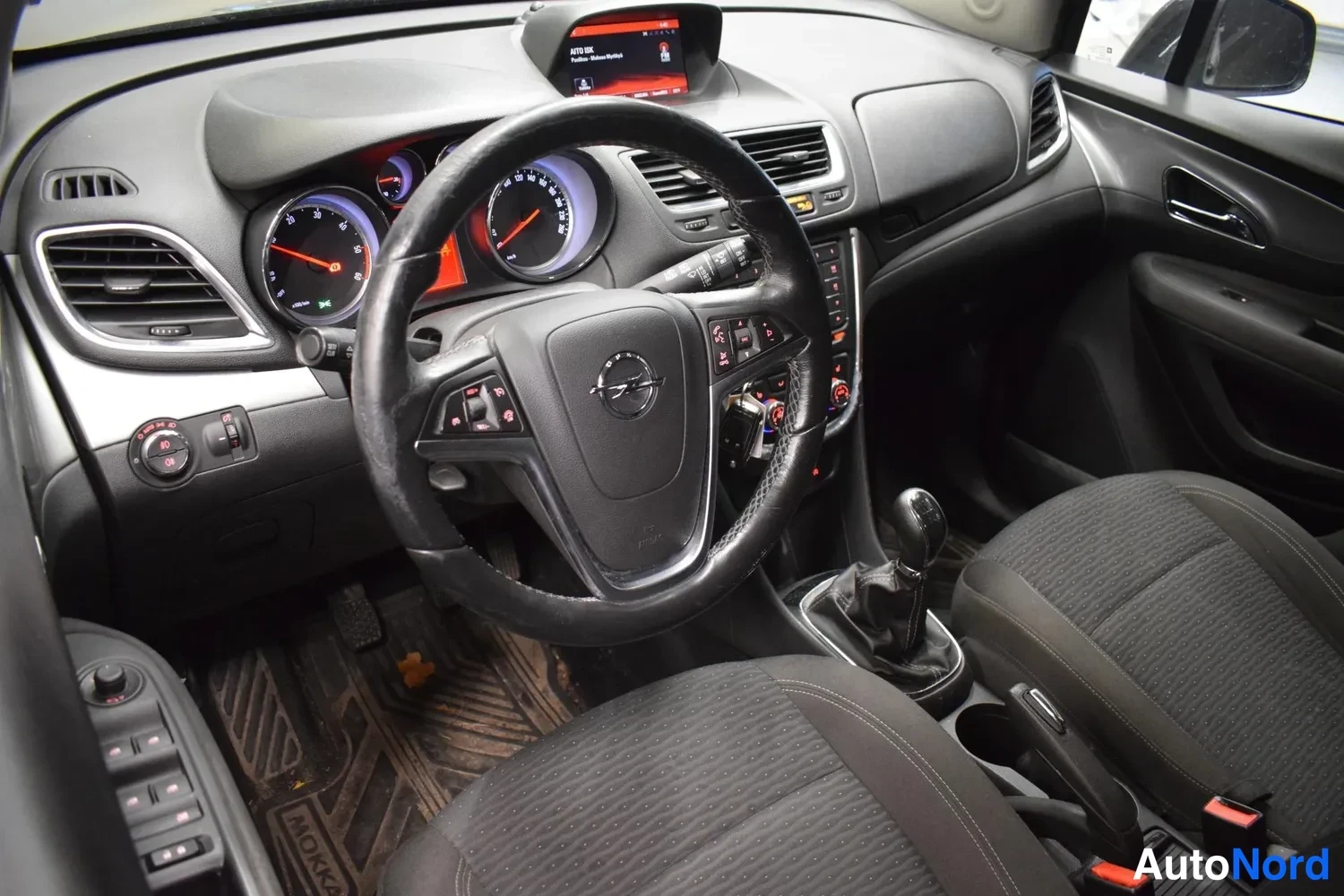 Musta Opel Mokka 2016, ohjaamo, kuva 2