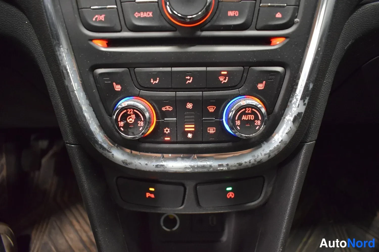 Musta Opel Mokka 2016, yksityiskohta, kuva 6