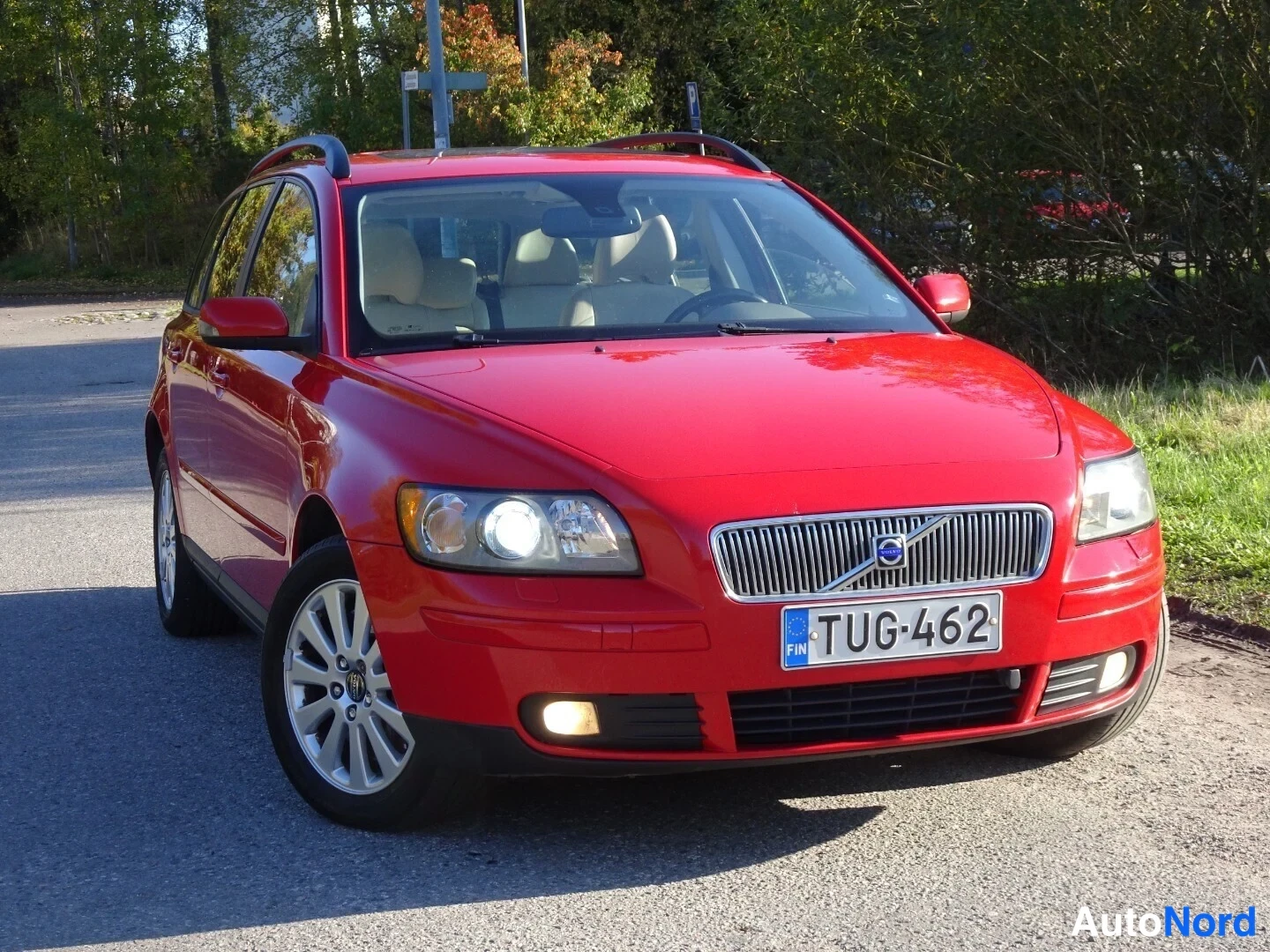 Red Volvo V50 2005, front three-quarter, nose to the right, photo 6