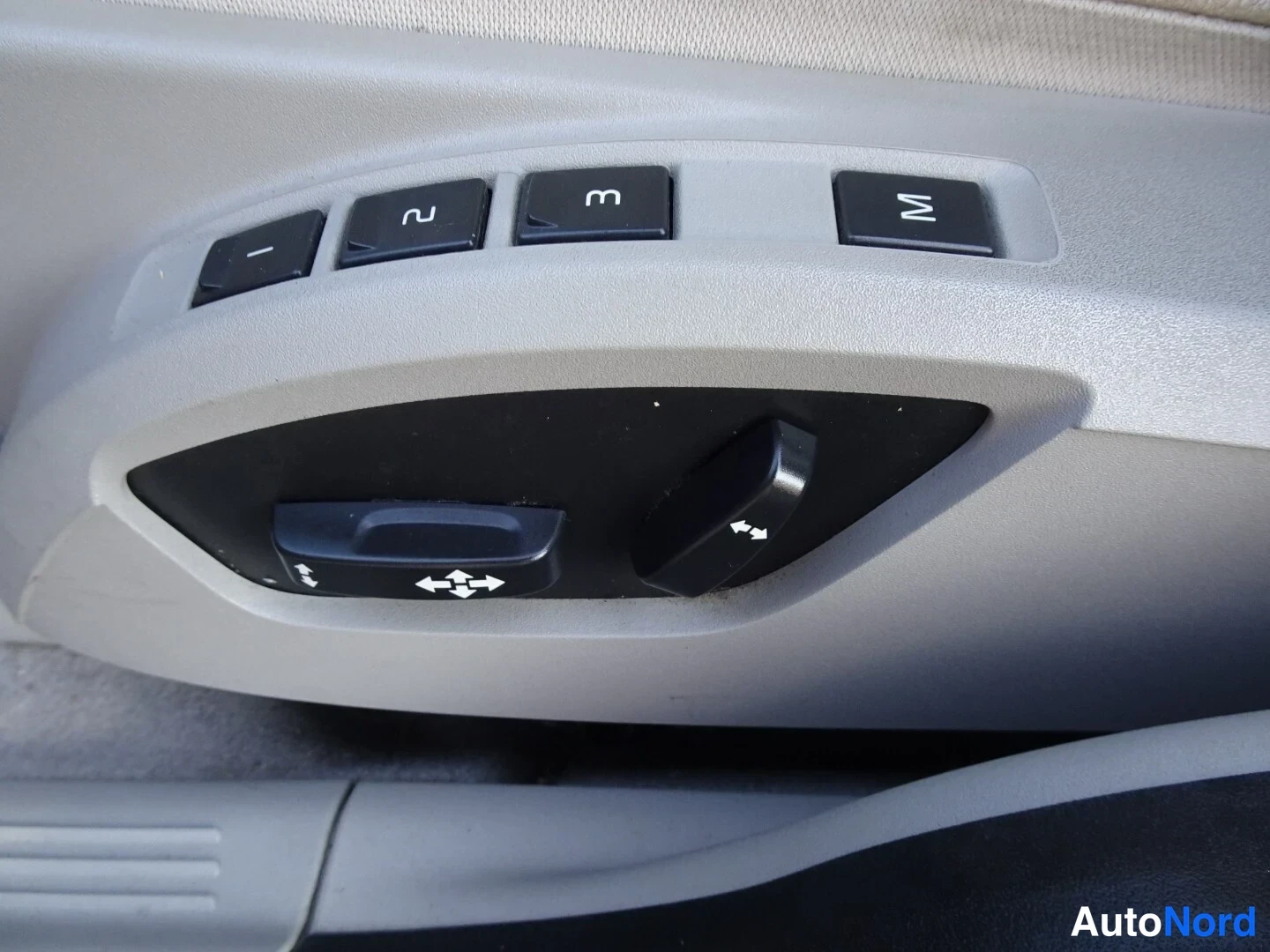 Red Volvo V50 2005, detail, photo 30