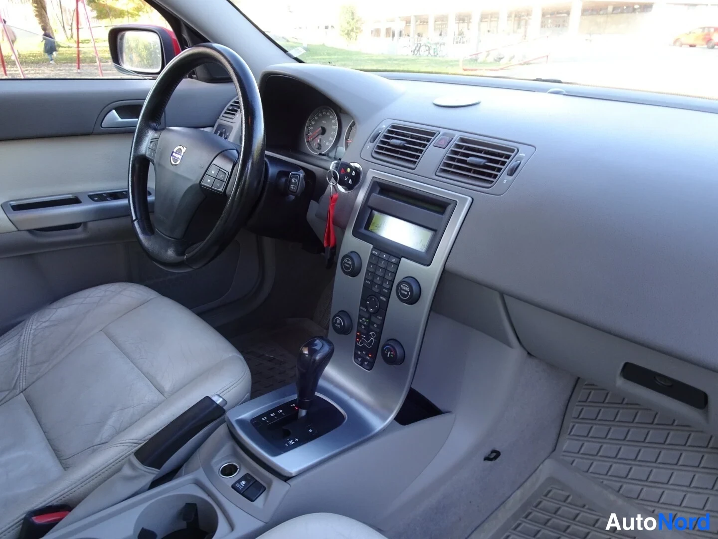 Red Volvo V50 2005, cockpit, photo 17