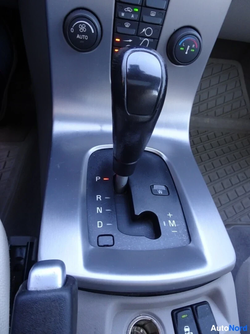 Red Volvo V50 2005, detail, photo 34