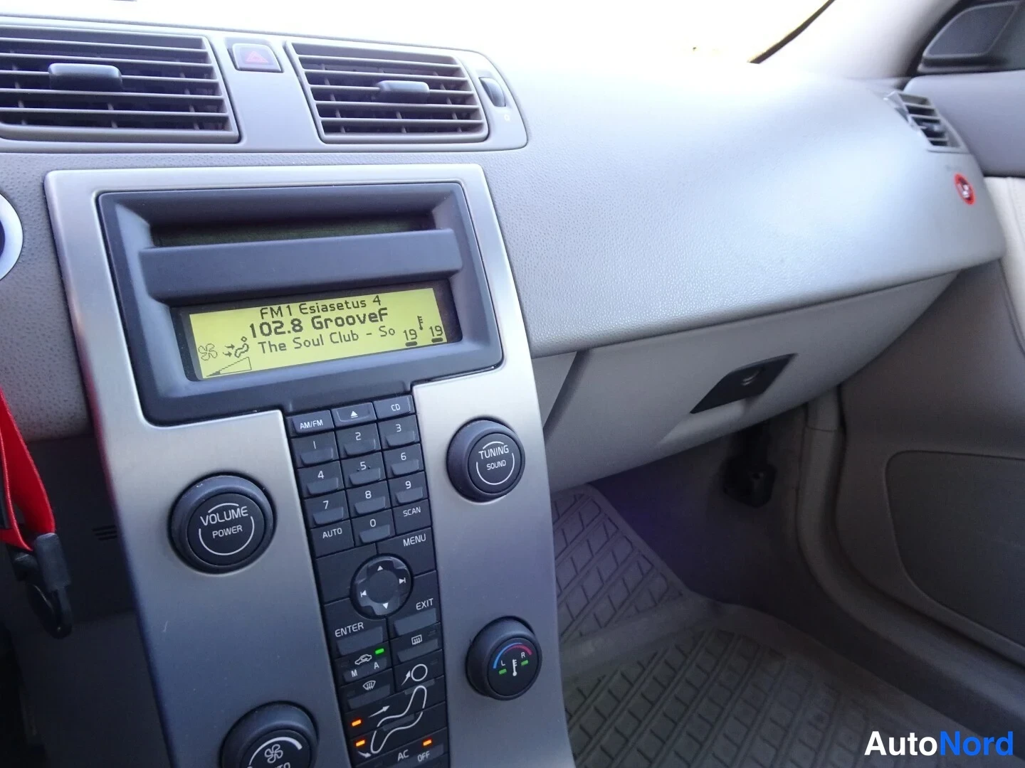 Red Volvo V50 2005, detail, photo 39