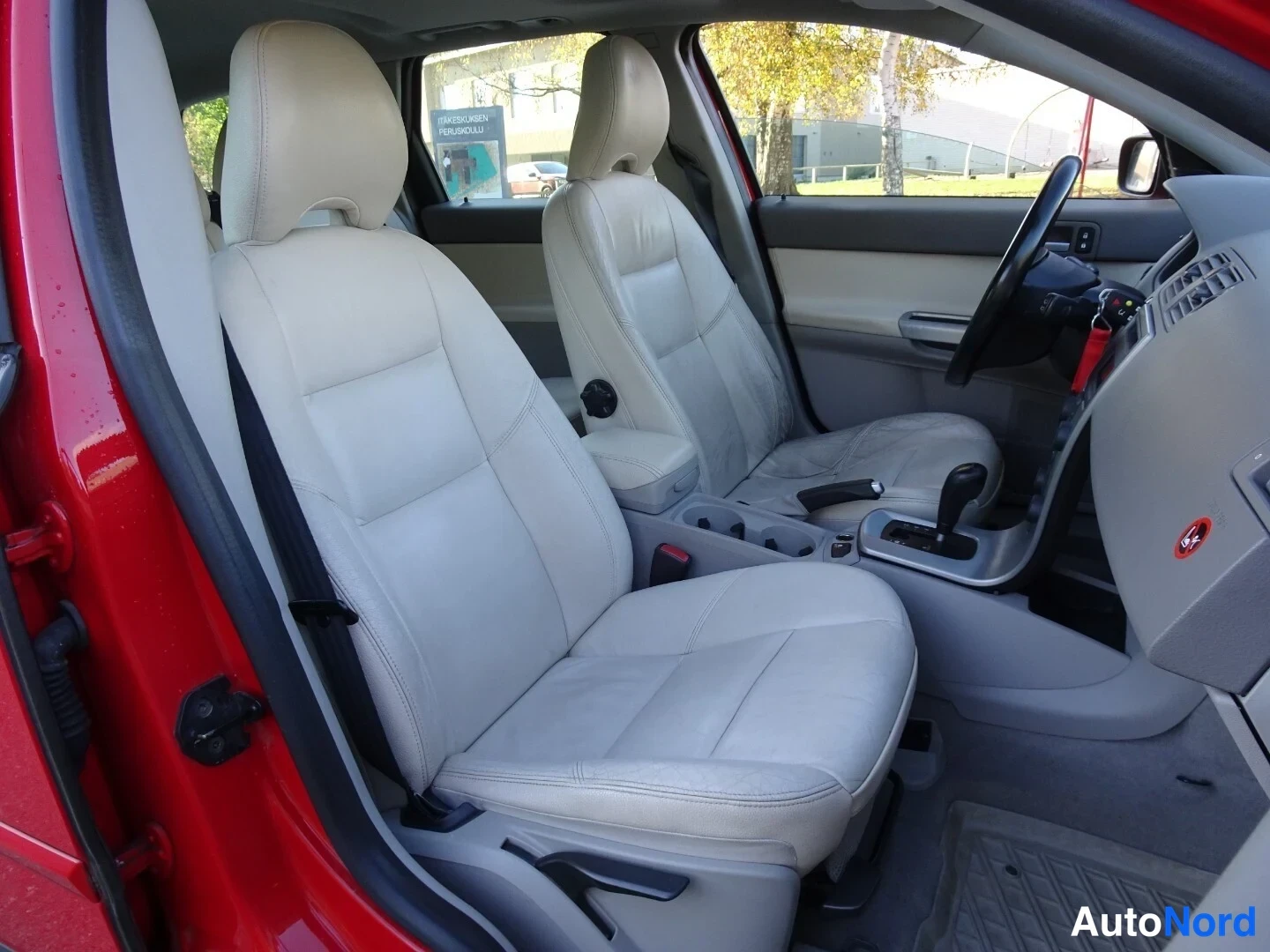 Red Volvo V50 2005, front seats, photo 18