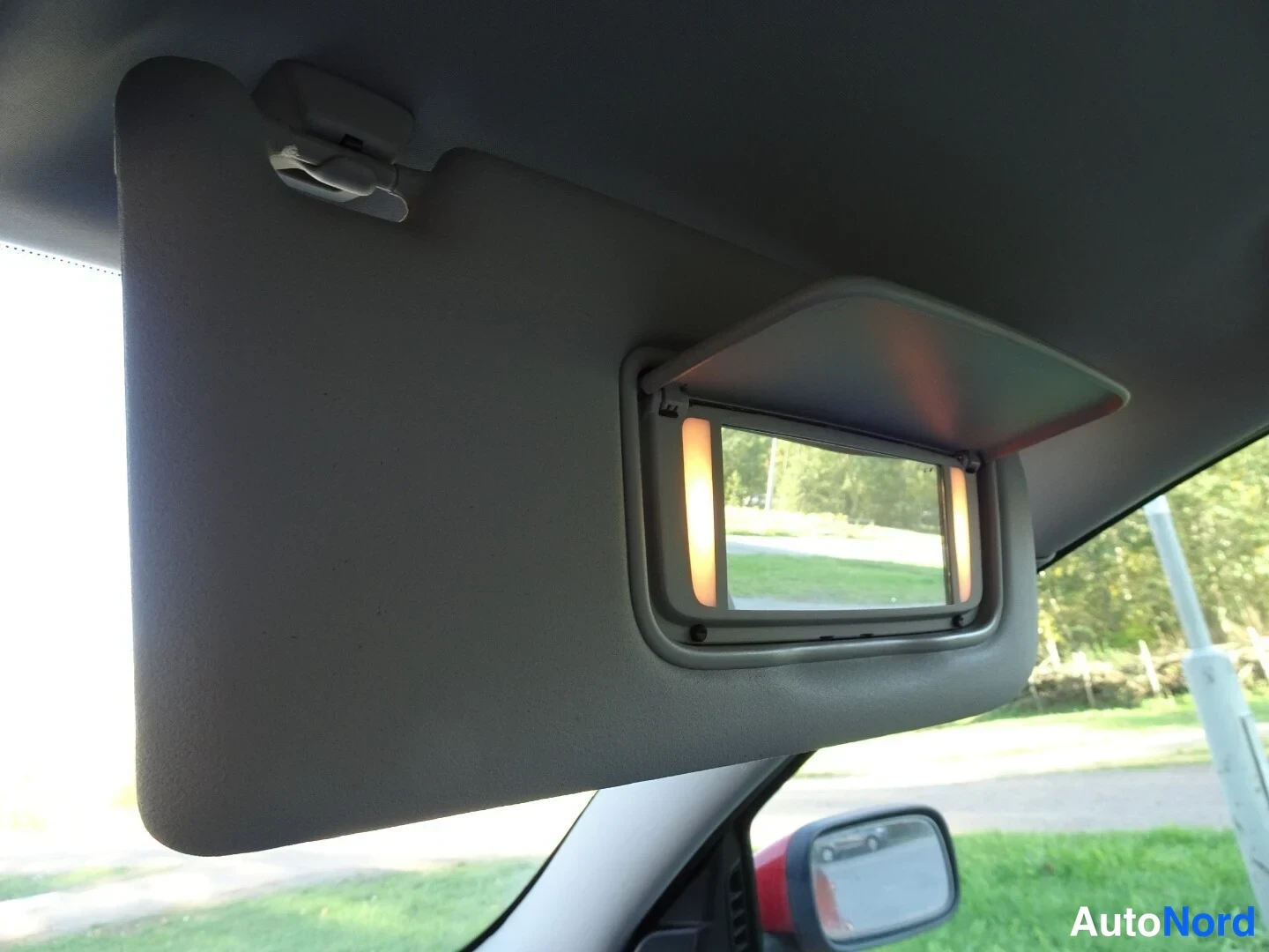 Red Volvo V50 2005, detail, photo 35
